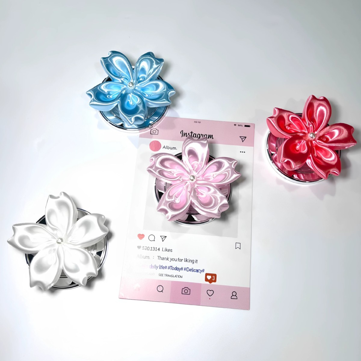 Supply Florist - ที่จับโทรศัพท์แม่เหล็กลายดอกไม้ไข่มุกซาติน ฐานเงางามน่ารัก ที่วางโทรศัพท์แบบสอดนิ้ว สำหรับสาวๆ อุปกรณ์เสริมประจำวัน