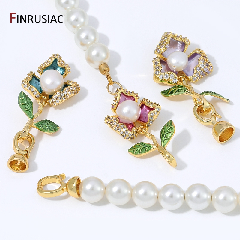 Supply Florist - ตัวล็อกดอกไม้เคลือบไข่มุกประดับเพชรเซอร์คอนชุบทอง 18K พร้อมตัวเชื่อมใบไม้สีเขียวสำหรับทำสร้อยคอและสร้อยข้อมือ DIY